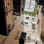 Apartment Singer *
